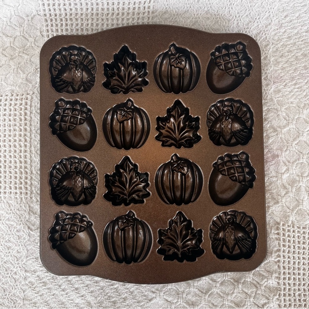 Nordic ware seasonal collection autumn cakelette pan
